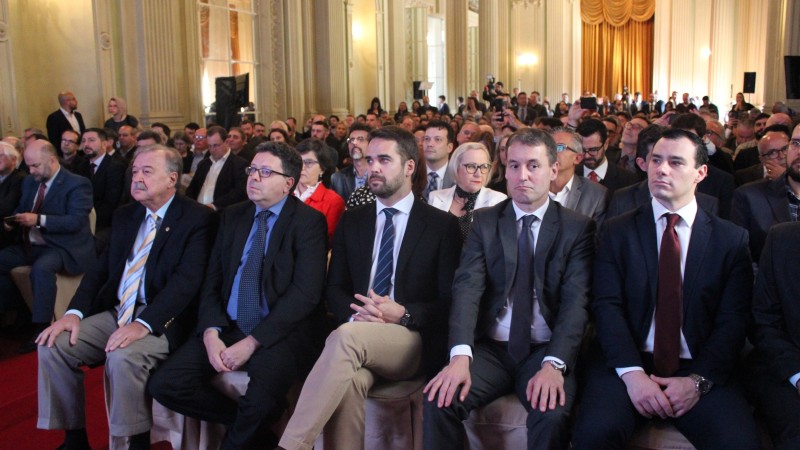 Porto Alegre (RS) – O subdefensor público-geral do estado para assuntos administrativos, Antonio Flávio de Oliveira, prestigiou na última quinta-feira (8), o lançamento do programa Descomplica RS. A iniciativa reúne ações de desburocratização, com o objet