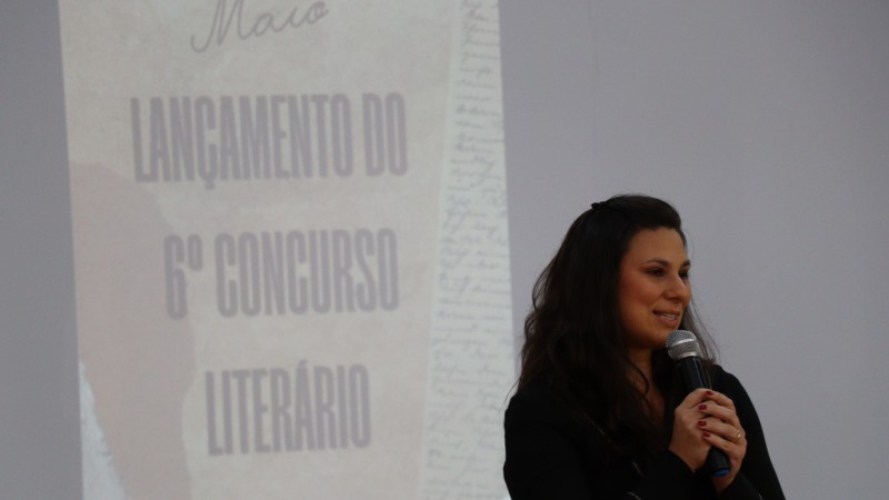 Defensora Paula Simões Dutra de Oliveira no lançamento do 6º Concurso Literário da Fase