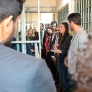 A diretora da PEFG, Isadora Minozzo, apresentou os setores da unidade prisional e explicou o trabalho dos servidores