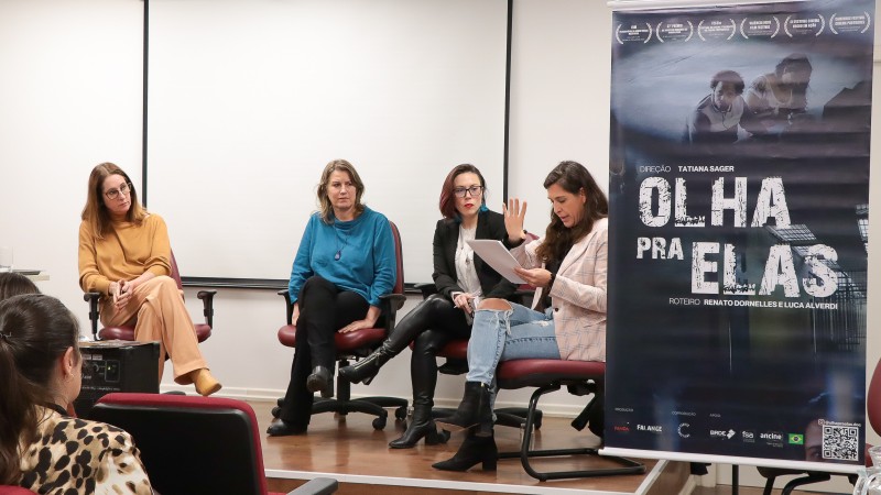 Foto do debate sobre o filme "Olha Pra Elas".
