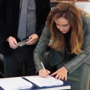 Foto do termo sendo assinado