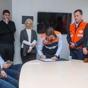 Foto do termo Corsan sendo assinado