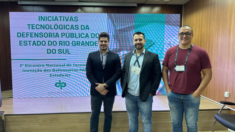 Foto do Coordenador de Unidade de Sistemas de Informação, Eduardo Vargas Leffa Abrantes e dos defensores públicos Marcelo Piton e Walter Willig.