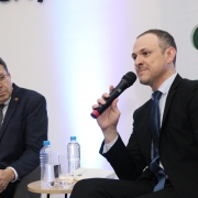 Foto do coordenador da Escola de Direito, Leandro Caletti, e do defensor público-geral Antonio Flávio de Oliveira 