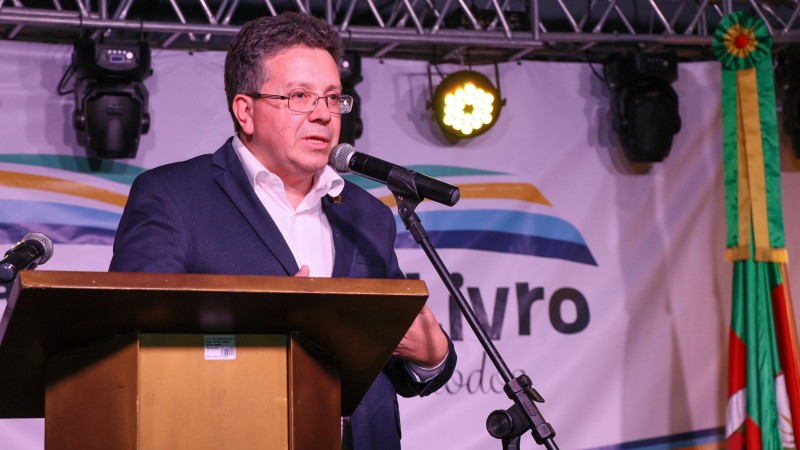 Antonio Flávio de Oliveira discursando na abertura da Feira do Livro