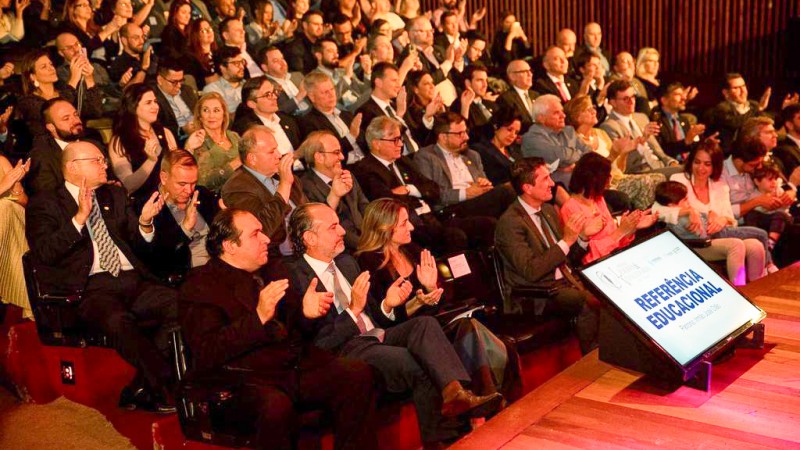 A Assembleia Legislativa e a Federasul foram responsáveis pela entrega do prêmio aos 15 agraciados. 