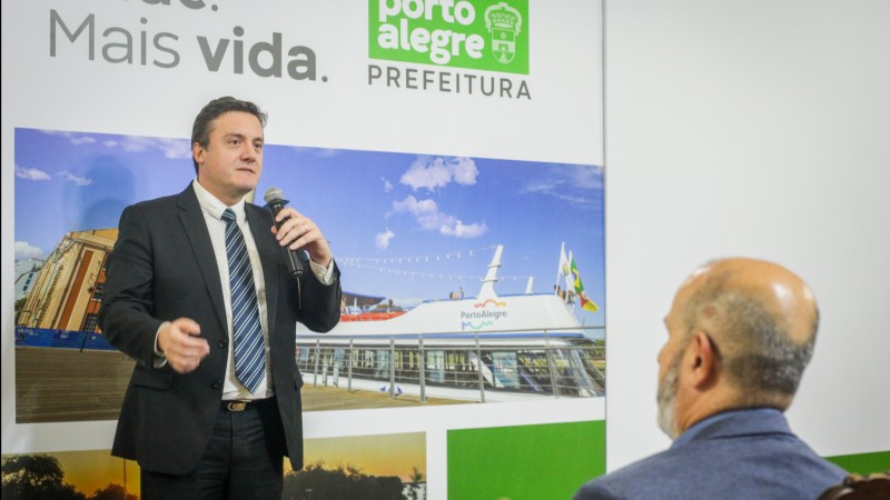 Defensor público dirigente do Núcleo de Defesa Agrária e Moradia, Renato Muñoz, acompanhou a entrega das matrículas