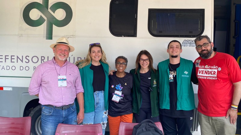 Foto da defensora pública e demais pessoas na Parada Livre