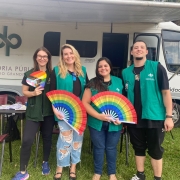 Foto de defensora pública e servidores na Parada Livre