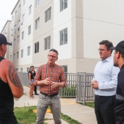 Defensores públicos Rafael Magagnin e Renato Muñoz conversaram com moradores do residencial 