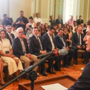 Defensora pública-assessora prestigia solenidade de retorno ao cargo de governador Eduardo Leite