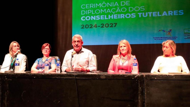 Foto da dirigente do NUDECA, com o prefeito de Porto Alegre e outras autoridades.