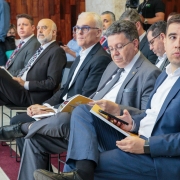 Foto do defensor público-geral e outras autoridades durante a apresentação do Balanço da Gestão de 2023 da ALRS.