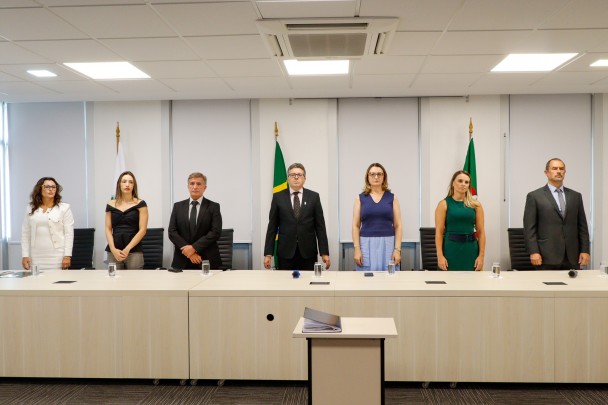 foto da mesa de abertura, com os 7 integrantes de pé