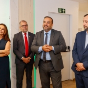 foto do ex-defensor-geral, cristiano vieira heerdt, que está discursando. ao lado dele estão mais três participantes da cerimônia