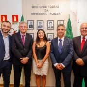 foto posada de 4 ex-diretores-gerais, acompanhados da filha de Sérgio Ricardo Moreschi, Jessyca Moreschi. Eles estão em frente à galeria de fotos recém inaugurada