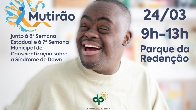 Pessoa com Síndrome de Down sorri em meio às informações do evento