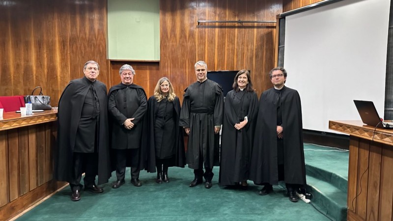 Foto do defensor público junto dos professores e juristas.