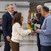 Defensores públicos Maína Pech e José Augusto da Costa Medeiros recebem a medalha do prefeito Jairo Jorge