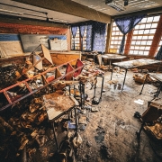 Sala de aula destruída pelas enchentes.