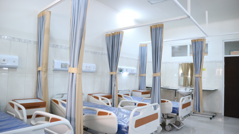 foto de uma sala hospitalar, com três leitos vazios