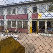 foto da fachada da escola com entulhos na frente
