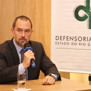 foto do presidente do sindicato dos defensores discursando para os presentes