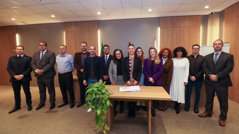 foto posada com todos os servidores que tomaram posse e os membros da mesa. são 8 homens e 6 mulheres