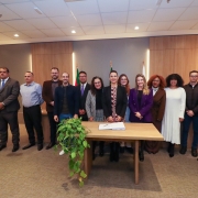 foto posada com todos os servidores que tomaram posse e os membros da mesa. são 8 homens e 6 mulheres