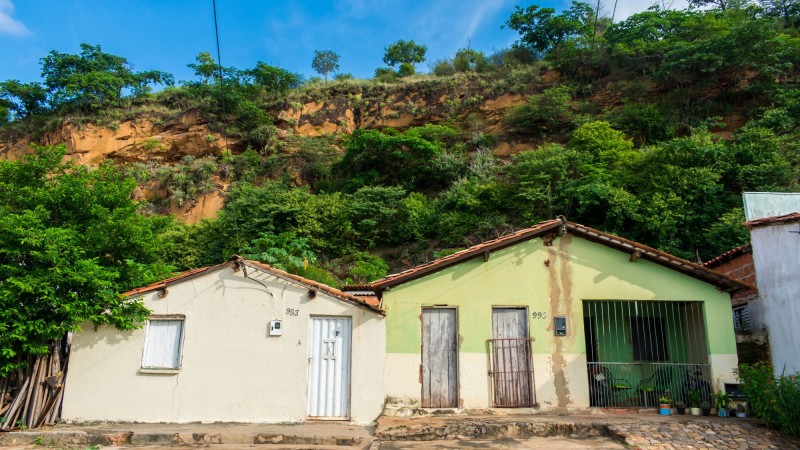 Duas casas simples às margens de um barranco.