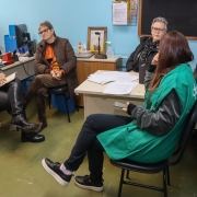 Foto geral de duas defensoras conversando com duas funcionárias do Case POA II