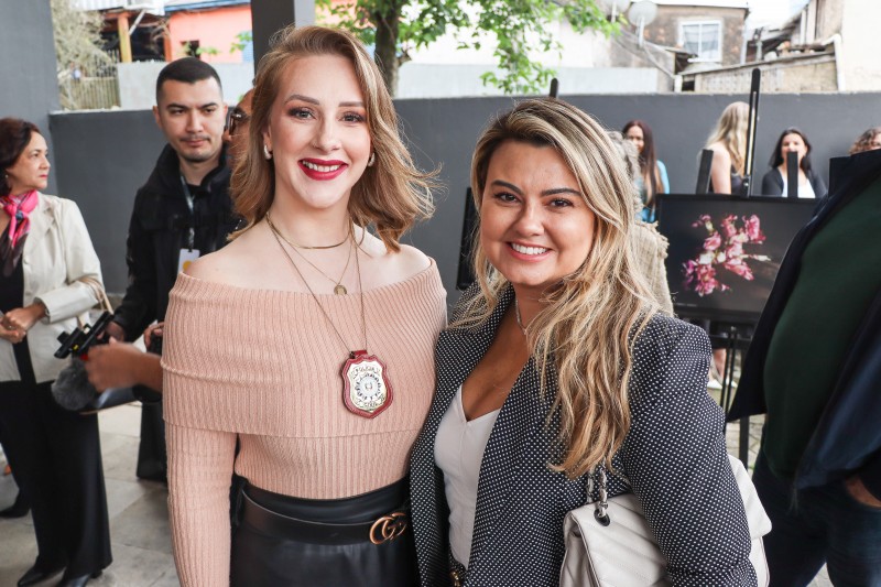 À esquerda, Delegada Fernanda Campos, e junto a ela, à direita, defensora pública Paula Granetto.