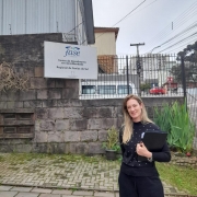 Defensora pública Daniela Oliveira Bueno, mulher loira, vestindo blusa e calça pretas. 