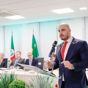 presidente da Associação das Defensoras e Defensores Públicos (ADPERGS), Mário Rheingantz, discursa durante posse.