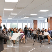 Nilton Leonel discursa em frente à plateia.