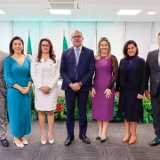 Turela e equipe da corregedoria posam para foto com defensor público-geral.