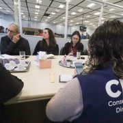 Foto geral de diversas pessoas em roda conversando