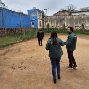 Defensores de pé na área externa do Presídio Estadual de Lavras do Sul