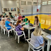 imagem das mesas de atendimento enfileiradas e das equipes atendendo