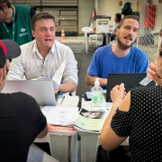 foto de dois servidores atendendo a população