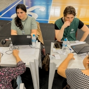 foto de dois servidores atendendo a população