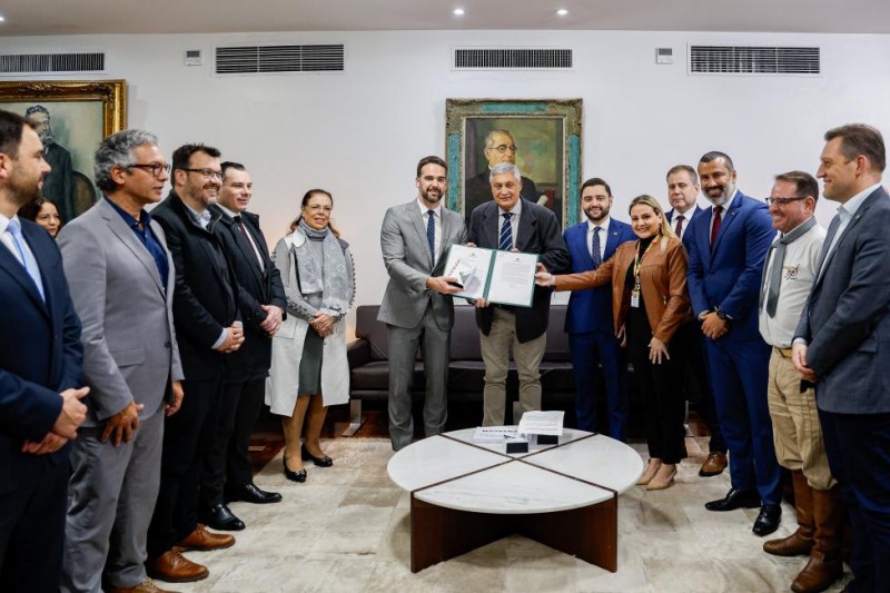 A LOA foi entregue pelo governador Eduardo Leite e pelo vice, Gabriel Souza, ao presidente da Assembleia Legislativa