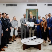 A LOA foi entregue pelo governador Eduardo Leite e pelo vice, Gabriel Souza, ao presidente da Assembleia Legislativa