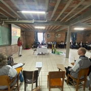 Foto geral de assistidos durante a palestra da Defensora Pública