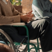 Aposentado por invalidez, o homem teve uma de suas pernas amputada, além de apresentar deficiência visual quase completa.