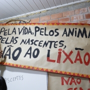 Cartaz colocado pela comunidade indígena nas paredes da escola