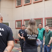 Na foto, defensores públicos e agentes da Susepe conversam