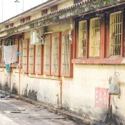 Na foto, vê-se um pátio interno da penitenciária. Há roupas estendidas em varais que saem de dentro das celas