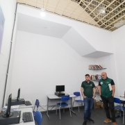 Sala multimídia da PMEI, uma grande sala branca, com computadores, mesas e cadeiras