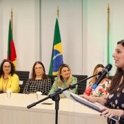 Paula Simões Dutra de Oliveira em sua fala no evento.